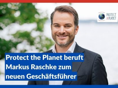 Markus Raschke lächelt in die kamera, im Hintergrund ein See. Schriftzug: Protect the Planet beruft Markus Raschke zum neuen Geschäftsführer.